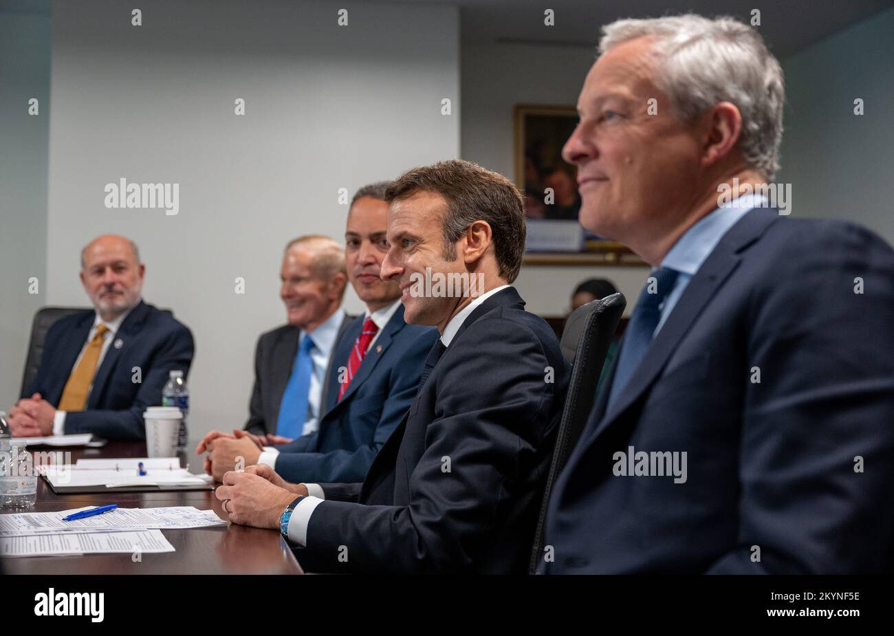 Washington, États-Unis d'Amérique. 30th novembre 2022. Washington, États-Unis d'Amérique. 30 novembre 2022. Le président français Emmanuel Macron, au centre, écoute lors d'une table ronde avec l'administrateur de la NASA, Bill Nelson, à gauche, au siège social de la NASA, bâtiment Mary W. Jackson, à 30 novembre 2022, à Washington, DC, États-Unis. Credit: Keegan Barber/NASA/Alamy Live News Banque D'Images