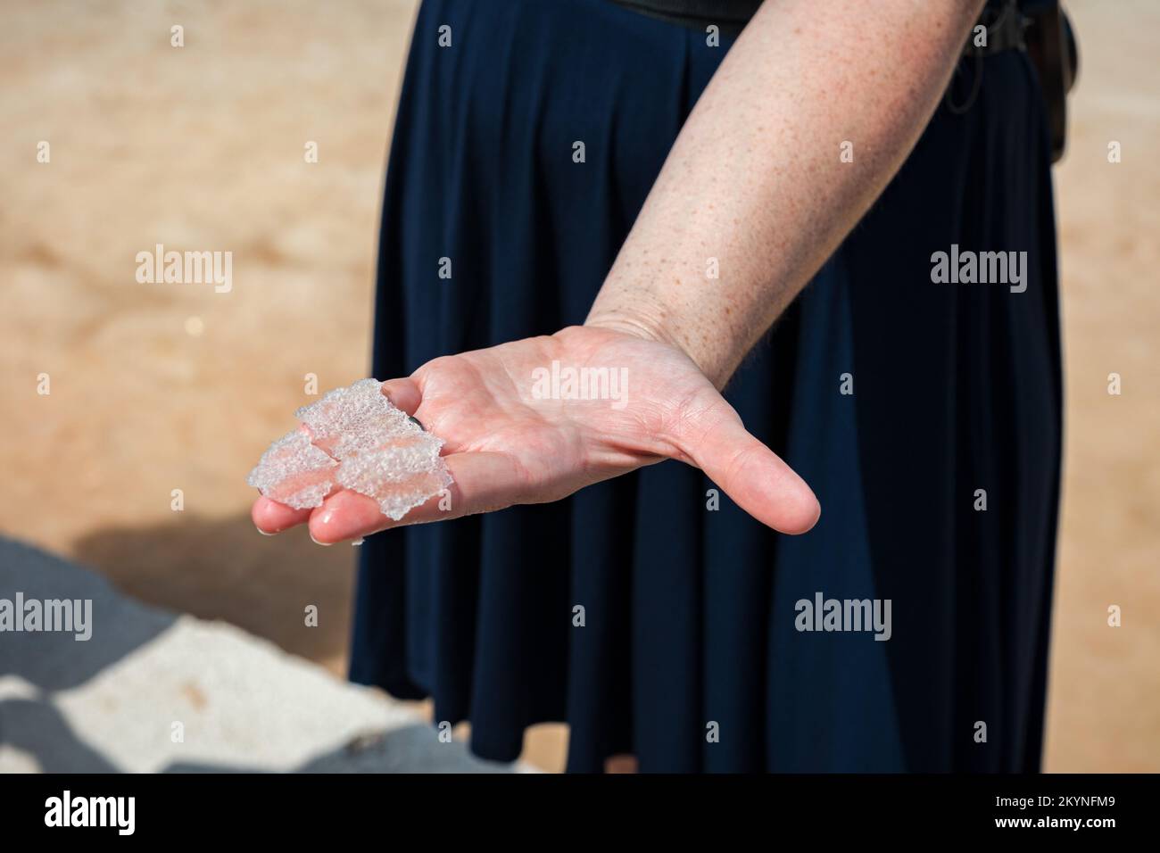 Fleur de sel, est un sel qui se forme comme une croûte mince et délicate à la surface de l'eau de mer dans la main d'une femme, fraîchement recueilli de la fiel de sel Banque D'Images