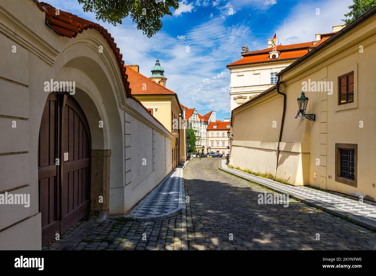 Vieille rue à Prague dans la journée ensoleillée, centre-ville, Prague, République Tchèque, Voyage européen. Belle rue non découverte dans la vieille ville de Prague, CZE Banque D'Images