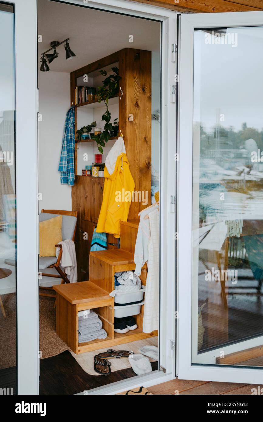 Porte en bois et vêtements vus à travers la porte de la maison Banque D'Images