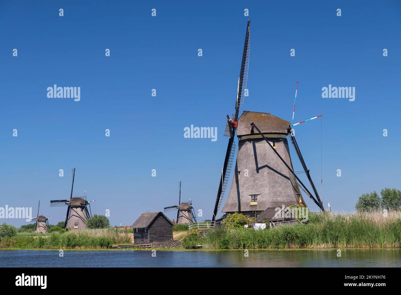 Pays-Bas, province de la Hollande du Sud, Kinderdijk, quelques-unes des 19 moulins à vent du village construits au 18th siècle. Banque D'Images