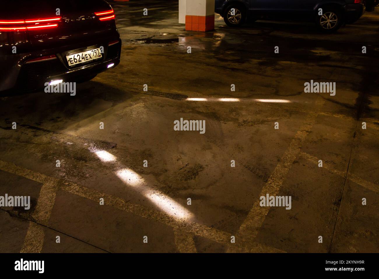 MOSCOU, RUSSIE - 05 FÉVRIER 2022 Genesis GV70 (JK1) voiture de luxe subcompacte. Feux d'aide au stationnement. Tableau de bord de voiture électrique moderne. Banque D'Images MOSCOU, RUSSIE - 05 FÉVRIER 2022 Genesis GV70 (JK1) voiture de luxe subcompacte. Feux d'aide au stationnement. Tableau de bord de voiture électrique moderne. Banque D'Images