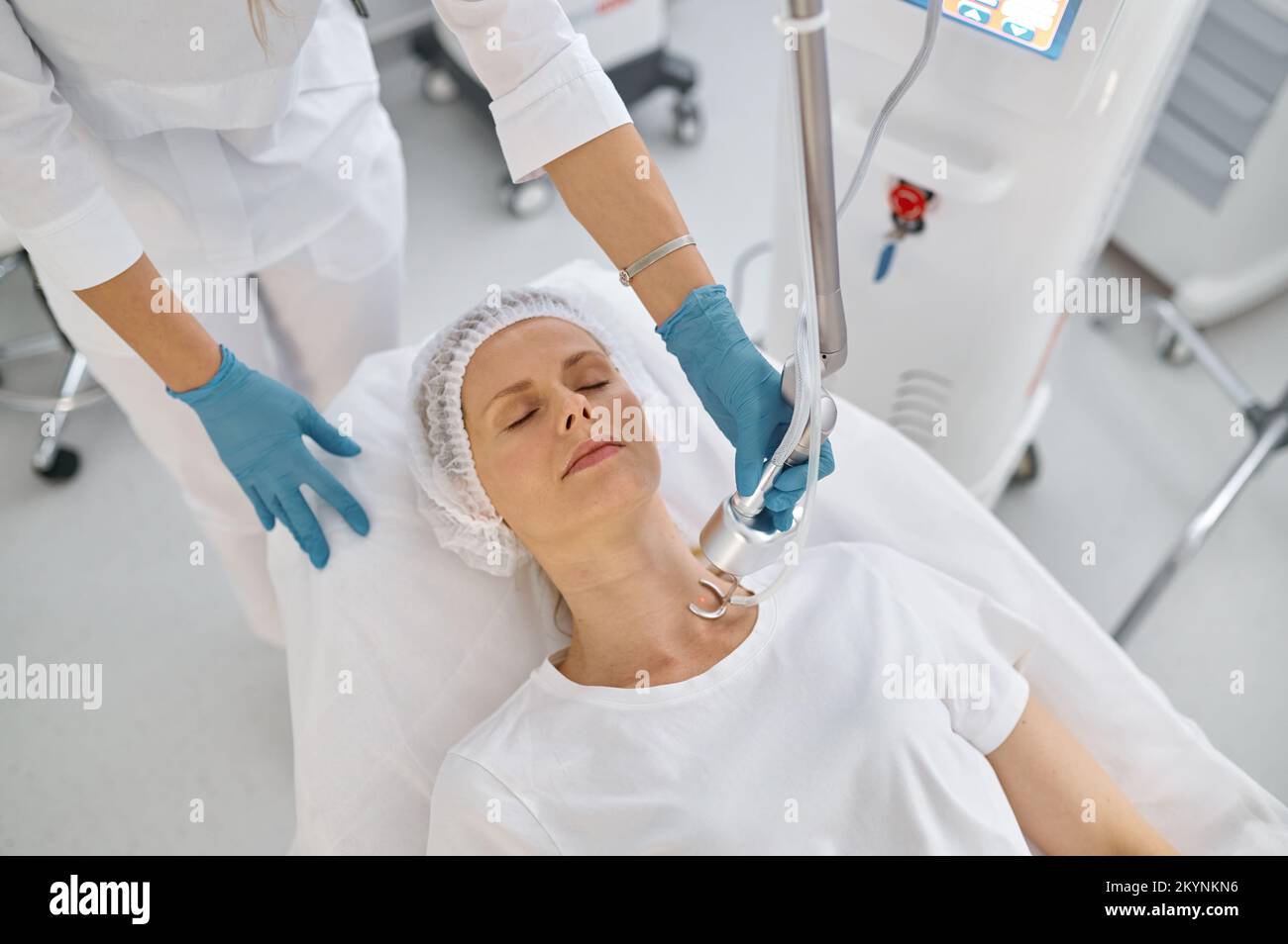 Femme cliente qui reçoit un traitement de la peau à la clinique de beauté professionnelle Banque D'Images