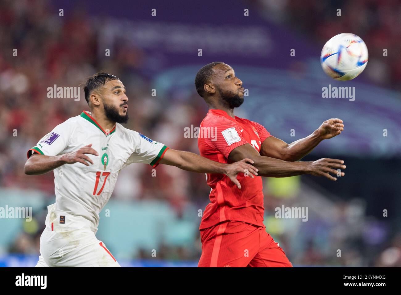 Doha, Qatar. 01st décembre 2022. 01.12.2022, Doha, pilka nozna, Mistrzostwa Swiata, Kanada - Maroko, N/z Sofiane Boufal (MAR), Junior Hoilett (CAN), fot. Tomasz Jastrzebowski/Foto Olimpik/Sipa USA -- 01.12.2022, Doha, football, coupe du monde de la FIFA 2022, Canada - Maroc, sur la photo: Sofiane Boufal (MAR), Junior Hoilett (CAN), fot. Tomasz Jastrzebowski/Foto Olimpik/Sipa USA crédit: SIPA USA/Alay Live News Banque D'Images