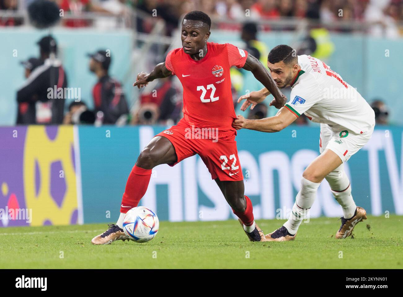 Doha, Qatar. 01st décembre 2022. 01.12.2022, Doha, pilka nozna, Mistrzostwa Swiata, Kanada - Maroko, N/z Richie Laryea (CAN), Selim Amallah (MAR), fot. Tomasz Jastrzebowski/Foto Olimpik/Sipa USA -- 01.12.2022, Doha, football, coupe du monde de la FIFA 2022, Canada - Maroc, sur la photo: Richie Laryea (CAN), Selim Amallah (MAR), fot. Tomasz Jastrzebowski/Foto Olimpik/Sipa USA crédit: SIPA USA/Alay Live News Banque D'Images