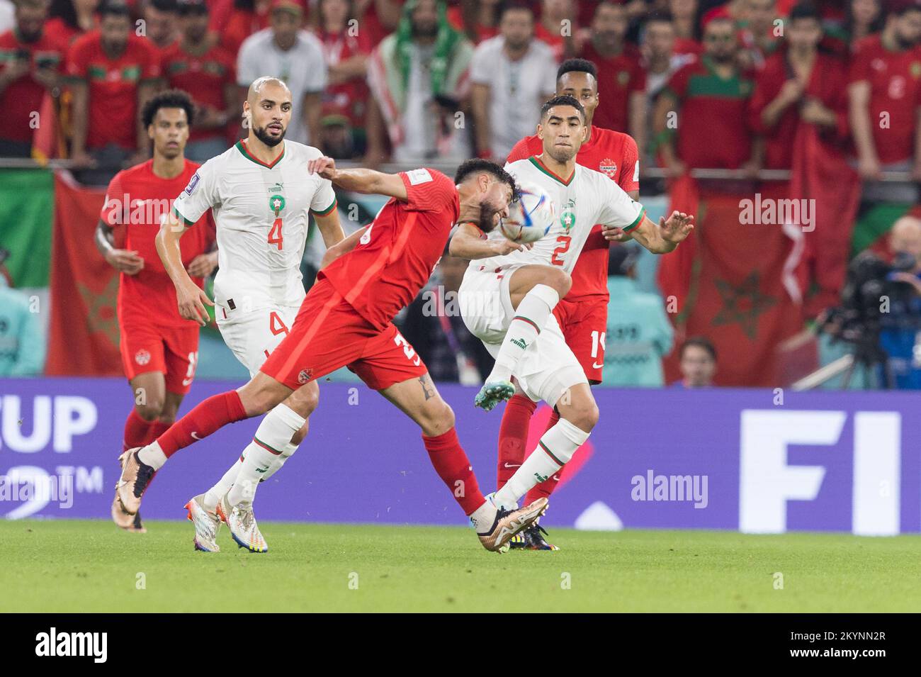 Doha, Qatar. 01st décembre 2022. 01.12.2022, Doha, pilka nozna, Mistrzostwa Swiata, Kanada - Maroko, N/z Jonathan Osorio (CAN), Achraf Hakimi (MAR), fot. Tomasz Jastrzebowski/Foto Olimpik/Sipa USA -- 01.12.2022, Doha, football, coupe du monde de la FIFA 2022, Canada - Maroc, sur la photo: Jonathan Osorio (CAN), Achraf Hakimi (MAR), fot. Tomasz Jastrzebowski/Foto Olimpik/Sipa USA crédit: SIPA USA/Alay Live News Banque D'Images