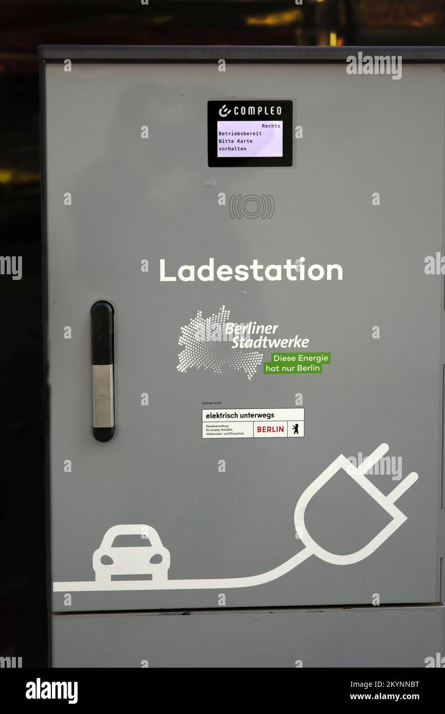 Station de charge pour voitures électriques à Berlin, Allemagne Banque D'Images