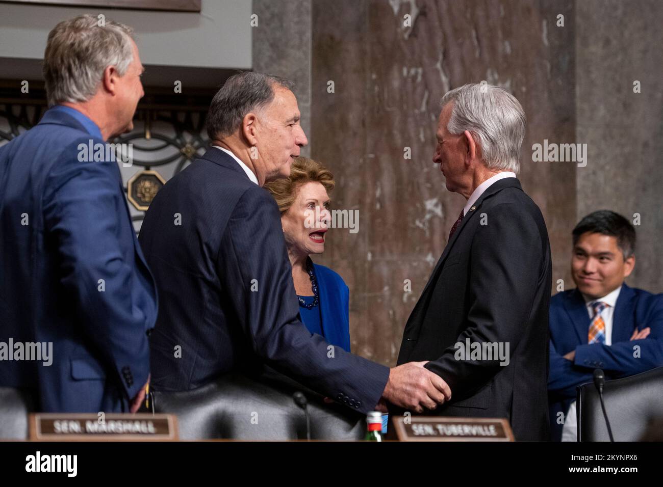 Le sénateur des États-Unis Roger Marshall (républicain du Kansas), à gauche, le sénateur des États-Unis John Boozman (républicain de l'Arkansas), deuxième de gauche, le sénateur des États-Unis Debbie Stabenow (démocrate du Michigan), deuxième de droite, et le sénateur des États-Unis Tommy Tuberville (républicain de l'Alabama), à droite, discuter avant un comité sénatorial sur l'agriculture, la nutrition, Et l'audition sur les forêts pour examiner les leçons tirées de l'effondrement de la FTX, en se concentrant sur les raisons pour lesquelles le Congrès doit agir, dans le bâtiment Dirksen du bureau du Sénat à Washington, DC, jeudi, 1 décembre 2022. Crédit : Rod Lamkey/CNP/MediaPunch Banque D'Images