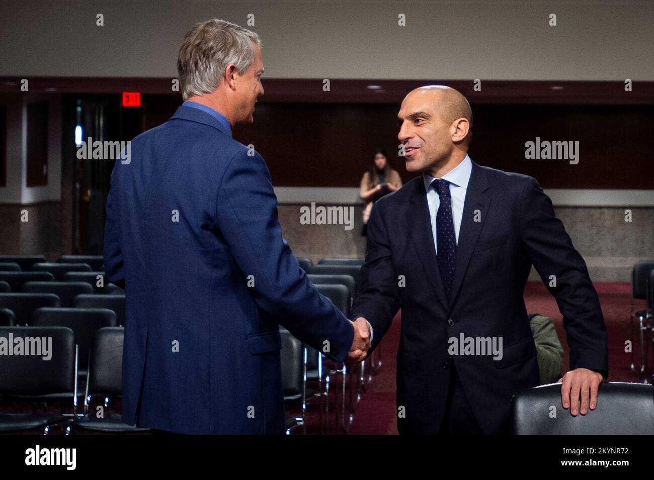 Rostin Behnam, président de la Commission des marchés à terme des produits de base, à droite, est accueilli par le sénateur américain Roger Marshall (républicain du Kansas) avant d'être membre d'un comité sénatorial sur l'agriculture, la nutrition, Et l'audition sur les forêts pour examiner les leçons tirées de l'effondrement de la FTX, en se concentrant sur les raisons pour lesquelles le Congrès doit agir, dans le bâtiment Dirksen du bureau du Sénat à Washington, DC, jeudi, 1 décembre 2022. Crédit : Rod Lamkey/CNP/MediaPunch Banque D'Images