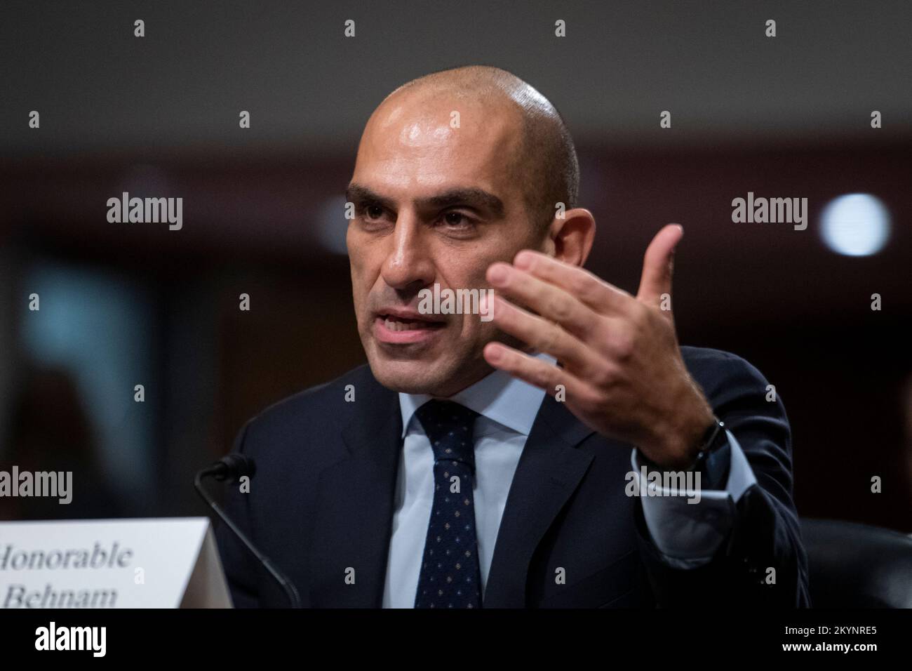 Rostin Behnam, président de la Commission des marchés à terme des produits de base, comparaît devant une audience du Comité sénatorial de l'agriculture, de la nutrition et des forêts pour examiner les leçons tirées de l'effondrement de la FTX, en se concentrant sur les raisons pour lesquelles le Congrès doit agir, dans le bâtiment Dirksen du bureau du Sénat à Washington, DC, jeudi, 1 décembre 2022. Crédit : Rod Lamkey/CNP/MediaPunch Banque D'Images