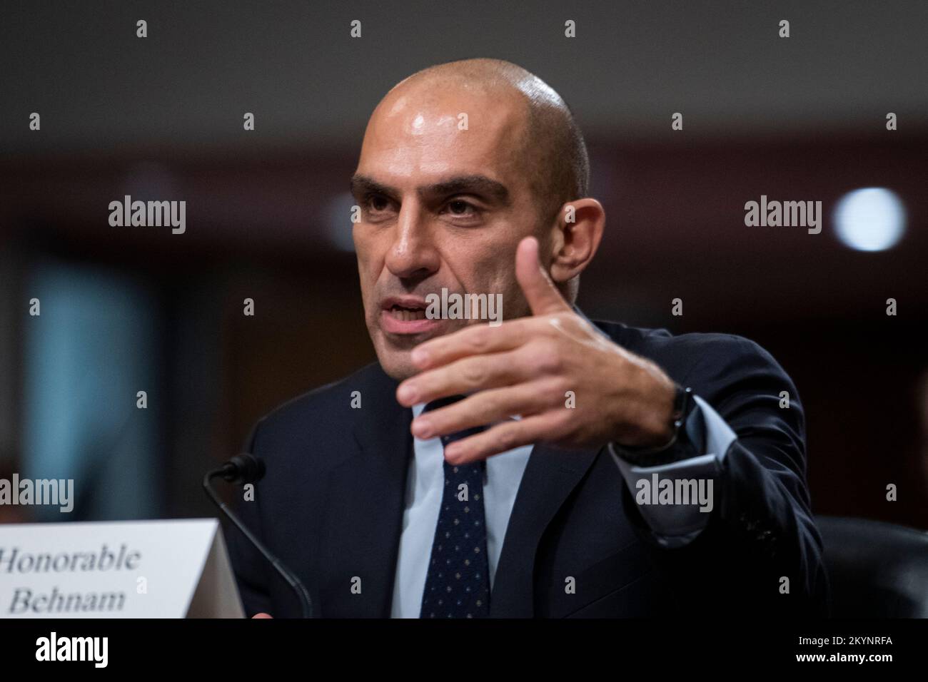 Rostin Behnam, président de la Commission des marchés à terme des produits de base, comparaît devant une audience du Comité sénatorial de l'agriculture, de la nutrition et des forêts pour examiner les leçons tirées de l'effondrement de la FTX, en se concentrant sur les raisons pour lesquelles le Congrès doit agir, dans le bâtiment Dirksen du bureau du Sénat à Washington, DC, jeudi, 1 décembre 2022. Crédit : Rod Lamkey/CNP/MediaPunch Banque D'Images