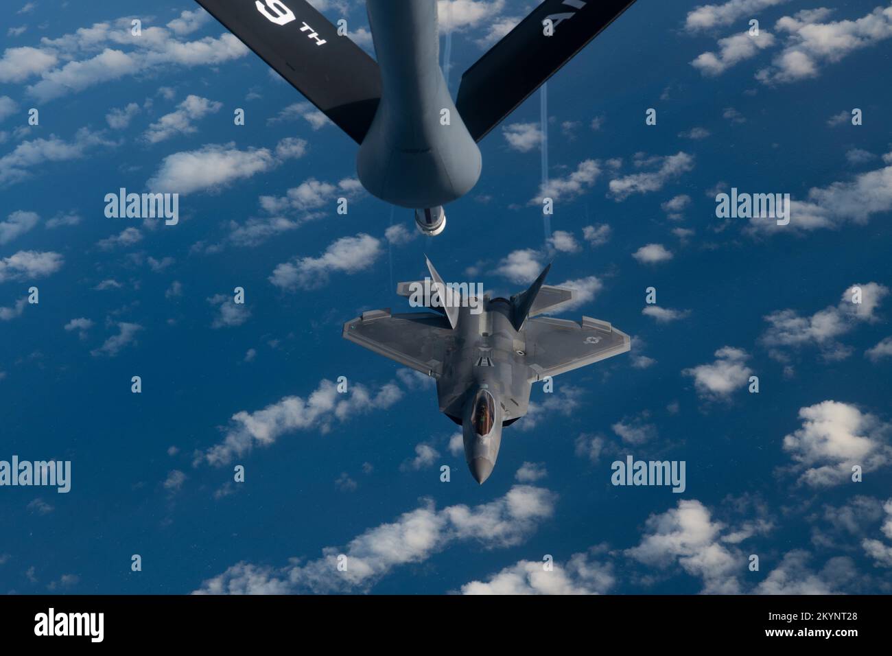 Océan Pacifique, eaux internationales. 30th novembre 2022. Océan Pacifique, eaux internationales. 30 novembre 2022. A ÉTATS-UNIS Un avion de chasse F-22A Raptor de la Force aérienne, affecté à l'escadre 3rd, s'approche d'un KC-135 Stratotanker lors d'une mission de patrouille, 30 novembre 2022, au-dessus de l'océan Pacifique. Crédit : A1c Tylir Meyer/US Air Force/Alamy Live News Banque D'Images