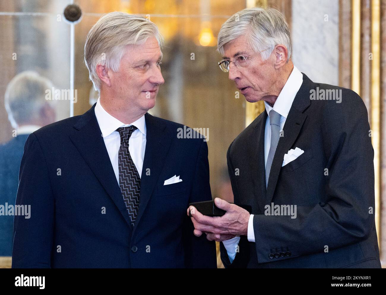 Bruxelles. Belgique, 01/12/2022, Roi Philippe - Filip de Belgique et Grand Officier de l'ordre de Léopold Alain de Waele photographié lors d'une réception royale pour les personnes qui ont reçu la grâce de la noblesse, le jeudi 01 décembre 2022, au Palais Royal de Bruxelles. BELGA PHOTO BENOIT DOPPAGNE Banque D'Images