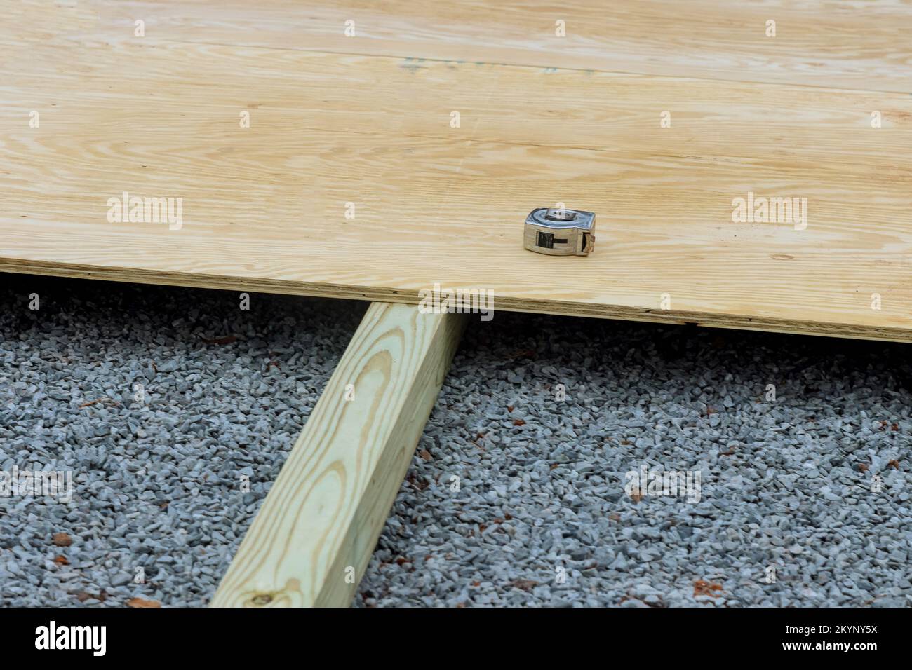 Créer une fondation en bois pour un petit hangar dans l'arrière-cour en construisant une terrasse en bois Banque D'Images