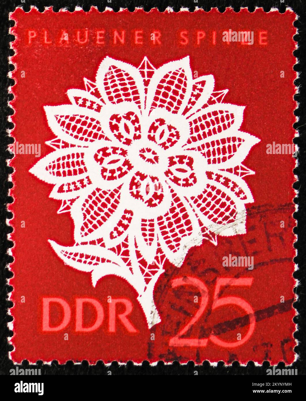 MOSCOU, RUSSIE - 29 OCTOBRE 2022 : le timbre-poste imprimé en Allemagne montre Plauener Spitze, série de point Plauener, vers 1966 Banque D'Images