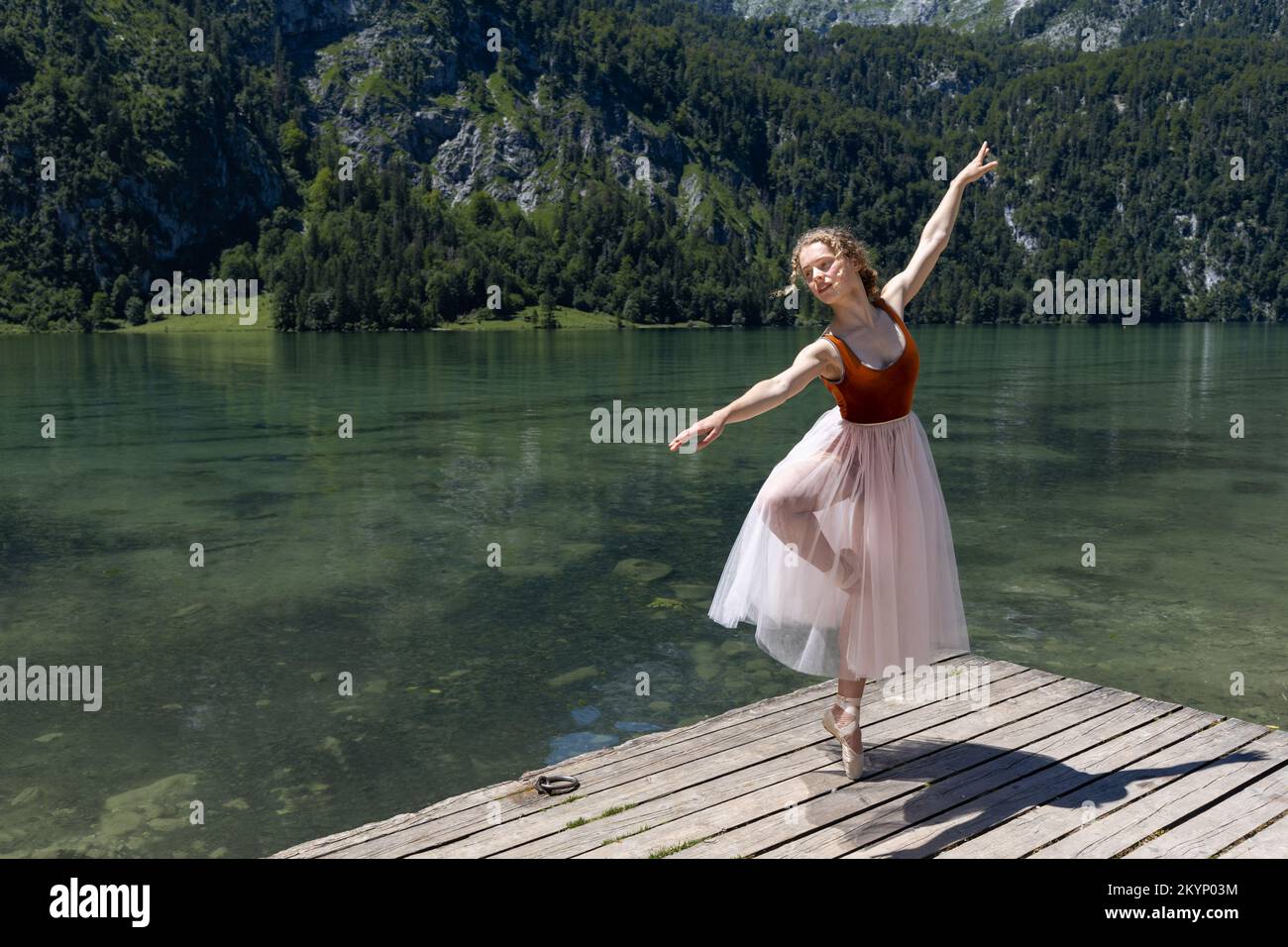 Jeune ballerine dansant sur une scène en bois au bord du lac Banque D'Images