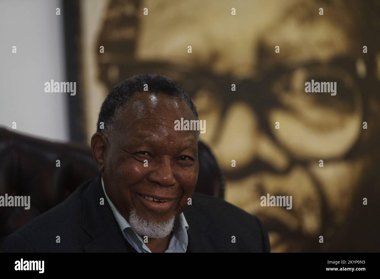 L'ancien président sud-africain Kgalema Motlanthe à l'ombre d'un portrait de l'icône de la libération de l'ANC et du dirigeant exilé pendant l'apartheid Oliver Tambo Banque D'Images