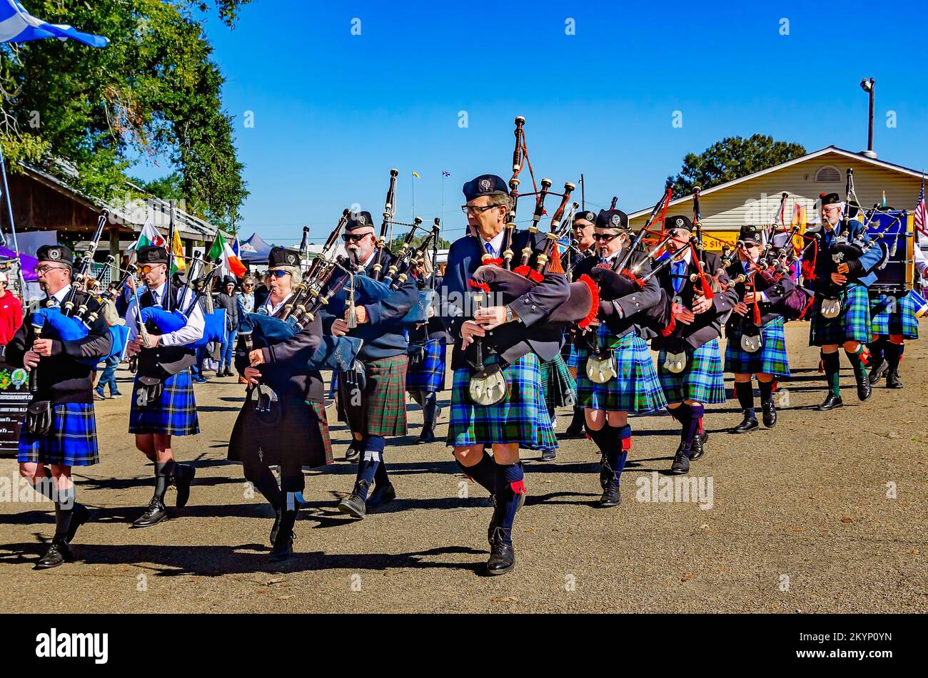 Les cornemuses écossaises jouent les cornemuses lors de la parade des tartans lors du Celtic Music Festival à Gulfport, Mississippi. Banque D'Images