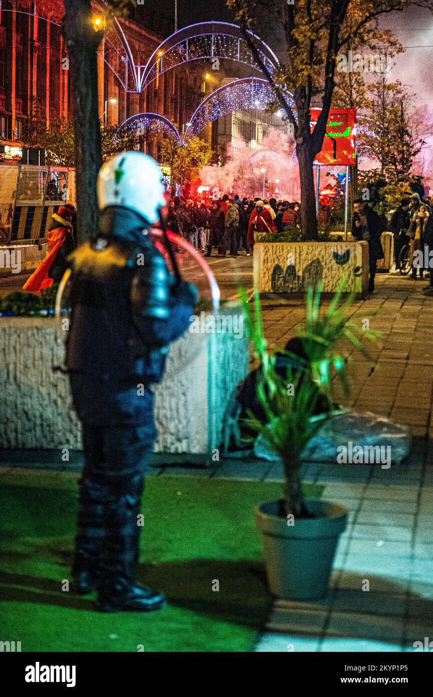 Bruxelles, Belgique, le 01 décembre 2022. L'illustration montre une police anti-émeute debout sur la garde après un match de football entre le Canada et le Maroc , dans le Groupe F de la coupe du monde FIFA 2022, à Bruxelles, le jeudi 01 décembre 2022. BELGA PHOTO JONAS ROOSENS Banque D'Images