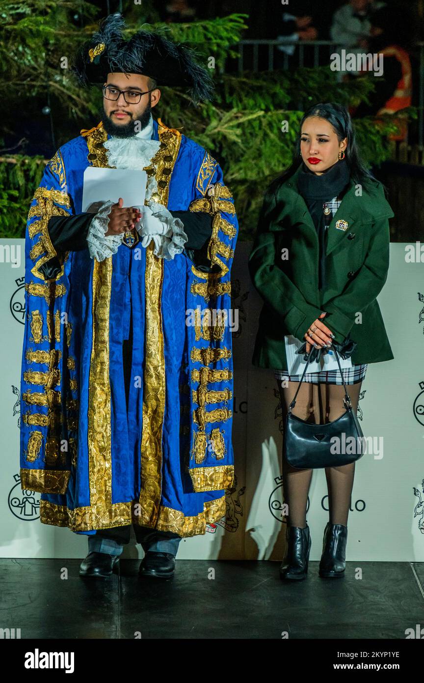 Londres, Royaume-Uni. 1st décembre 2022. Le Maire de Westminster, Hamza Taouzzale avec le Maire d'Oslo Marianne Borgen - l'arbre de Noël de Trafalgar Square est allumé - Un arbre a été donné comme un symbole de paix et d'amitié par le Maire d'Oslo au peuple de Londres chaque année depuis 1947. L'épinette est donnée en remerciement pour avoir maintenu le roi norvégien en sécurité pendant la Seconde Guerre mondiale et 2022's est l'arbre de 75th doué à la capitale. Crédit : Guy Bell/Alay Live News Banque D'Images