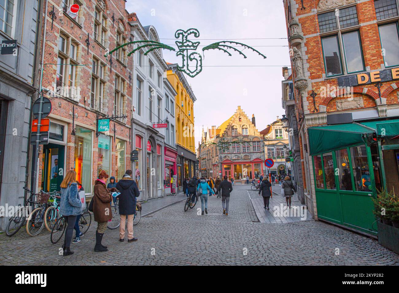 18 décembre 2019 Bruges, Belgique. Vieille rue festive avec décorations de Noël. Banque D'Images