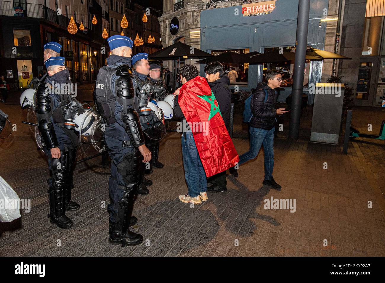 Bruxelles, Belgique, le 01 décembre 2022. L'illustration montre la police anti-émeute qui parle à un jeune partisan marocain après un match de football entre le Canada et le Maroc , dans le Groupe F de la coupe du monde FIFA 2022, à Bruxelles, le jeudi 01 décembre 2022. BELGA PHOTO JONAS ROOSENS Banque D'Images