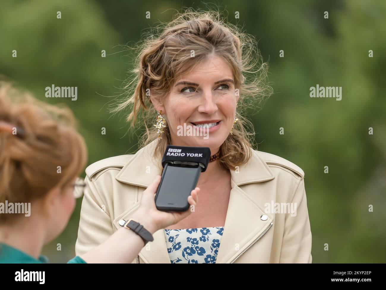 Great Yorkshire Show, Harrogate, Royaume-Uni. 15 juillet 2022. Gros plan de la personnalité TV, Amanda Owen, Yorkshire Shepherdess face à l'avant et donnant un interv Banque D'Images