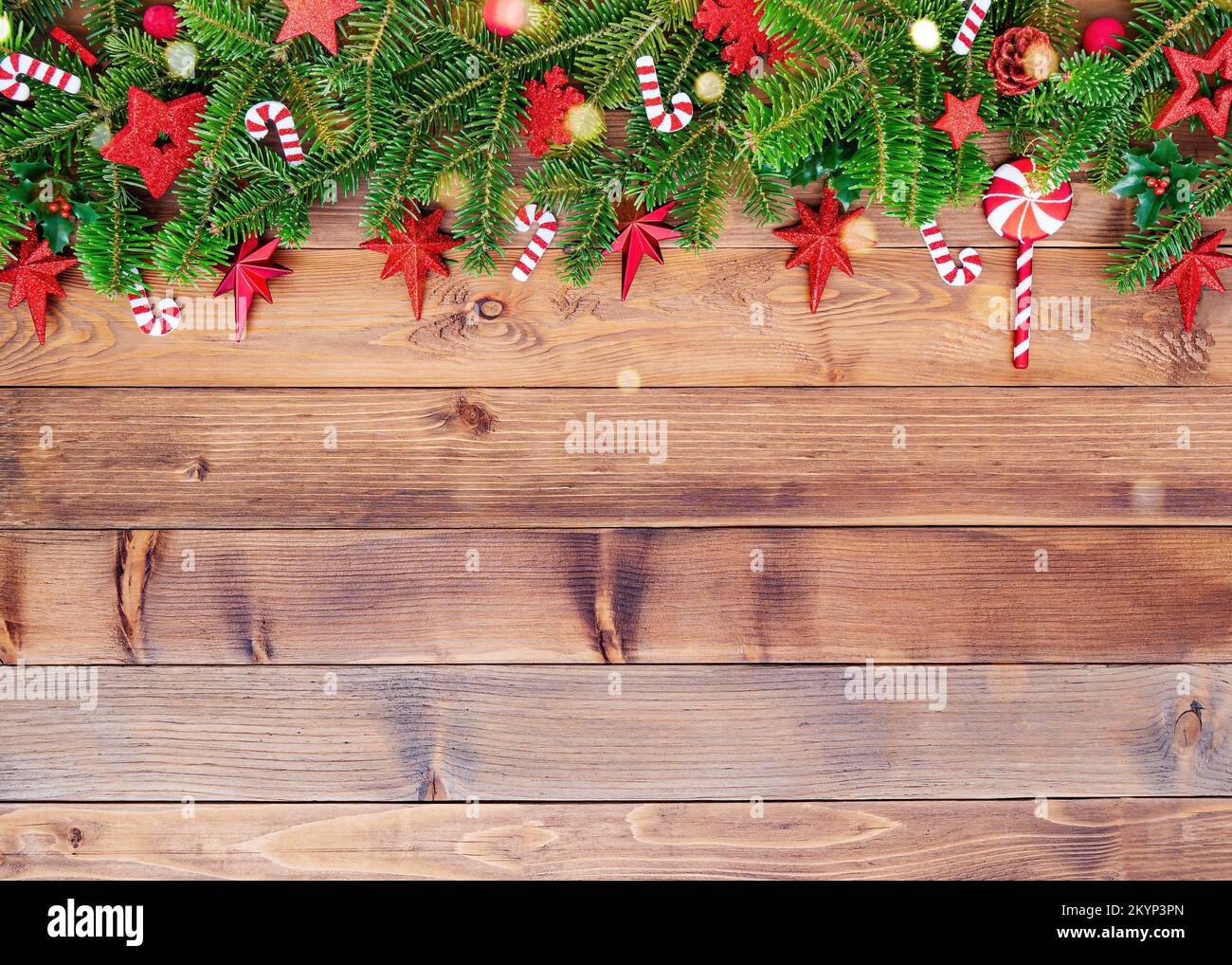 Fond de Noël avec des branches de sapin, des cônes, des flocons et décorations Banque D'Images Fond de Noël avec des branches de sapin, des cônes, des flocons et décorations Banque D'Images