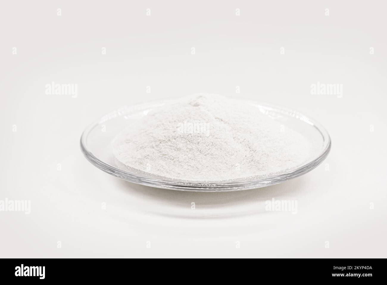 Phosphate dicalcique, connu sous le nom de phosphate de calcium dibasique ou de calcium monohydrogène, poudre ou microgranules peuvent être utilisés dans des mélanges pour l'alimentation animale avec Banque D'Images