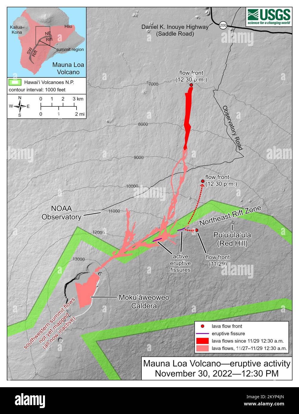 Mauna Loa, Hawaï, États-Unis. 30th novembre 2022. L'éruption de Mauna Loa dans la zone de Rift du Nord-est s'est poursuivie jusqu'à sa troisième journée complète. À l'heure actuelle, deux fissures sont actives, envoyant des coulées de lave principalement vers le nord-nord-est. Les vues par webcam et par satellite de nuit ont permis aux analystes USGS de cartographier avec précision certains des flux les plus actifs, affichés en rouge ici, ainsi que les flux plus anciens plus en amont et dans une partie de Mokuaweoweo Caldera. Ailleurs, la progression des flux est marquée par des lignes en pointillés et des points pour les fronts de flux, cartographiés par les équipes de terrain HVO. À 12 h 30 aujourd'hui, le débit le plus descendant est W Banque D'Images