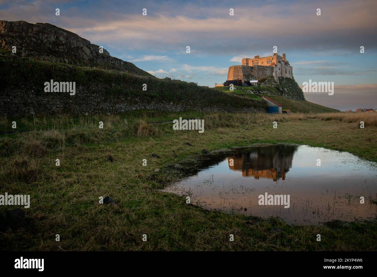 Château de Lindisfarne vue du sud, Île Sainte de Lindisfarne, Northumberland, Angleterre, Royaume-Uni Banque D'Images