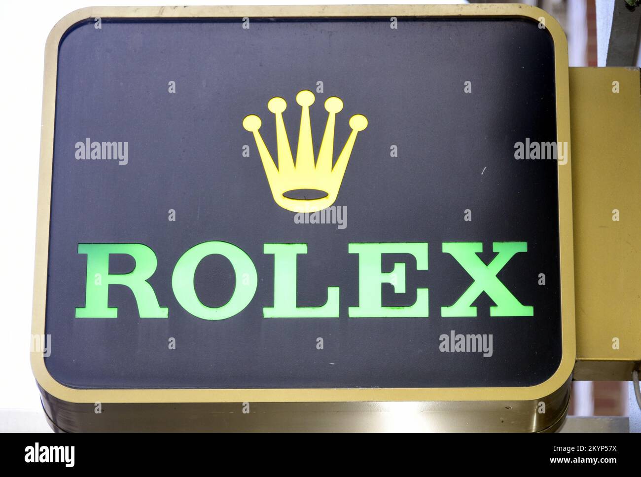 Affiche et logo Rolex à l'extérieur d'une boutique. Rolex est un designer et fabricant suisse de montres, fondé en Grande-Bretagne, basé à Genève, en Suisse. Banque D'Images