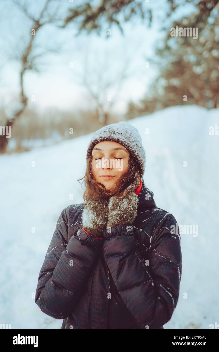 Jeune femme profitant du temps d'hiver dans la forêt enneigée. Temps froid. Vacances d'hiver, repos, concept de voyage. Banque D'Images