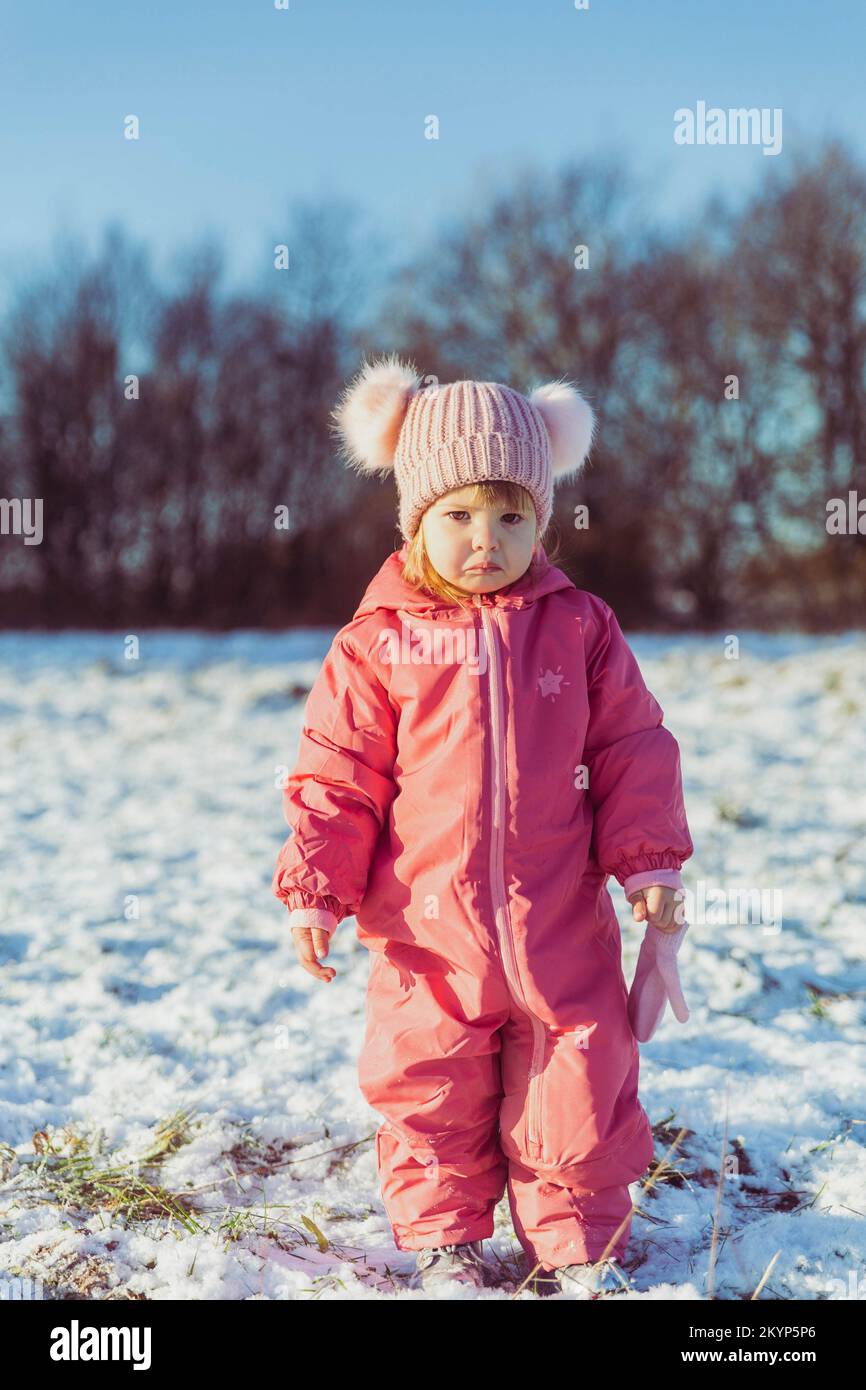 charmantes belles promenades pour bébés dans le parc d'hiver Banque D'Images