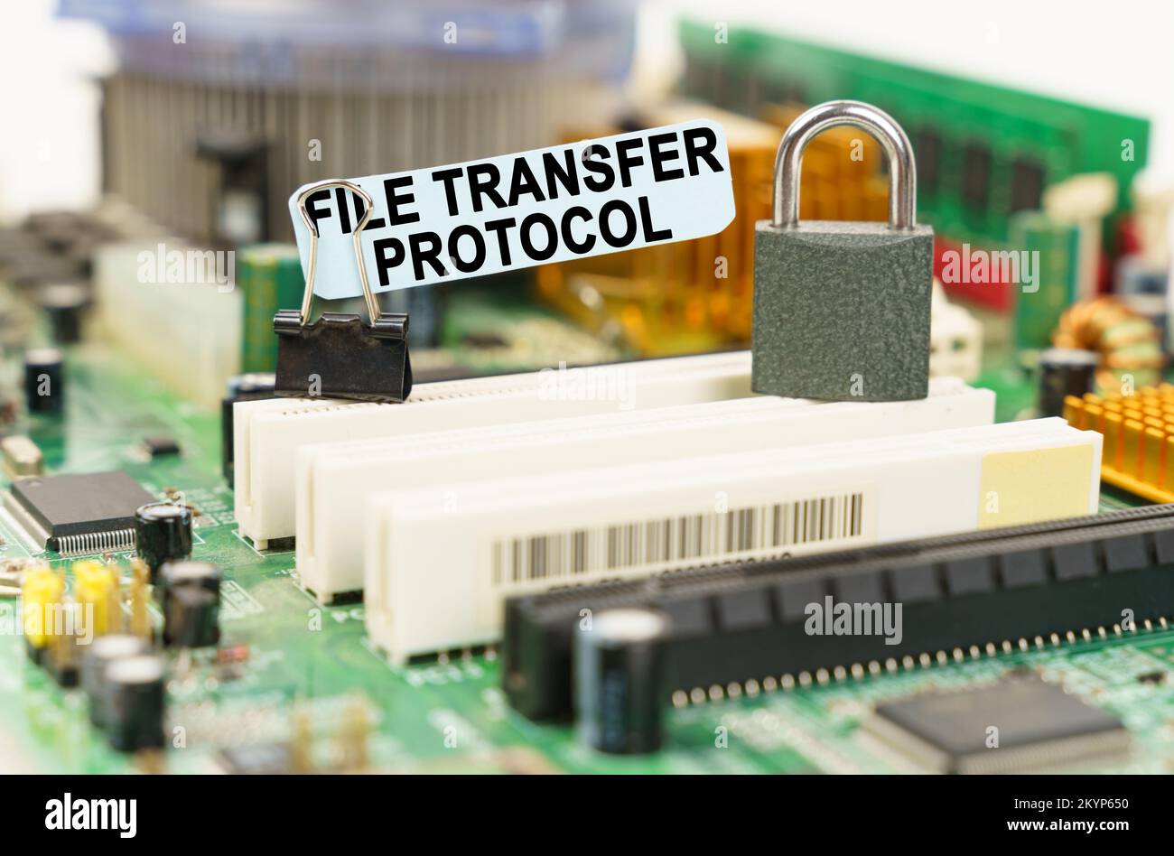 Concept de sécurité informatique. Il y a un autocollant sur la carte mère qui dit - File Transfer Protocol Banque D'Images