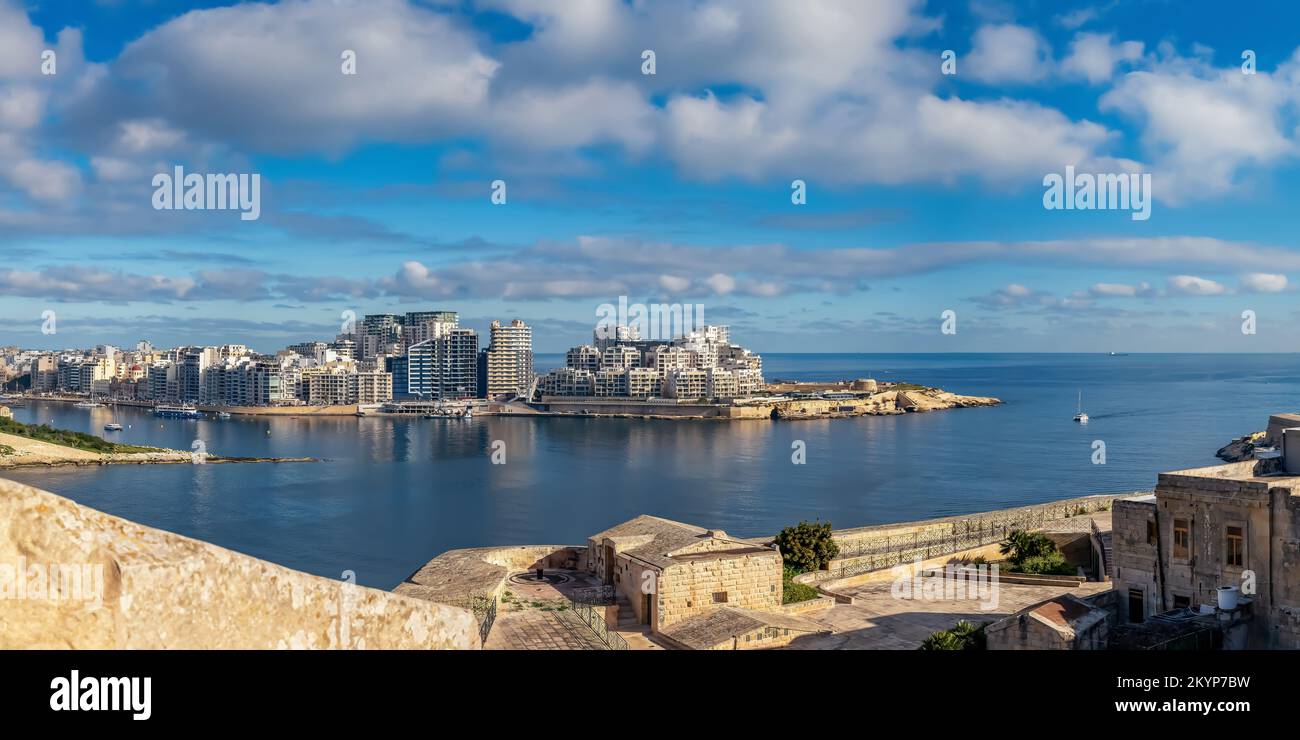 Vue panoramique sur le port de Sliema et les gratte-ciels de Malte. Vue de la Valette. Banque D'Images