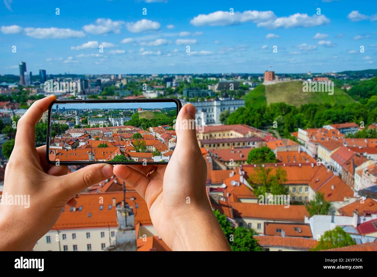 Touriste prenant une photo de la vieille ville de Vilnius en Lituanie. Vue sur la rue Cathédrale de Stanislaus sur la place de la cathédrale, château de Gediminas sur la colline Banque D'Images