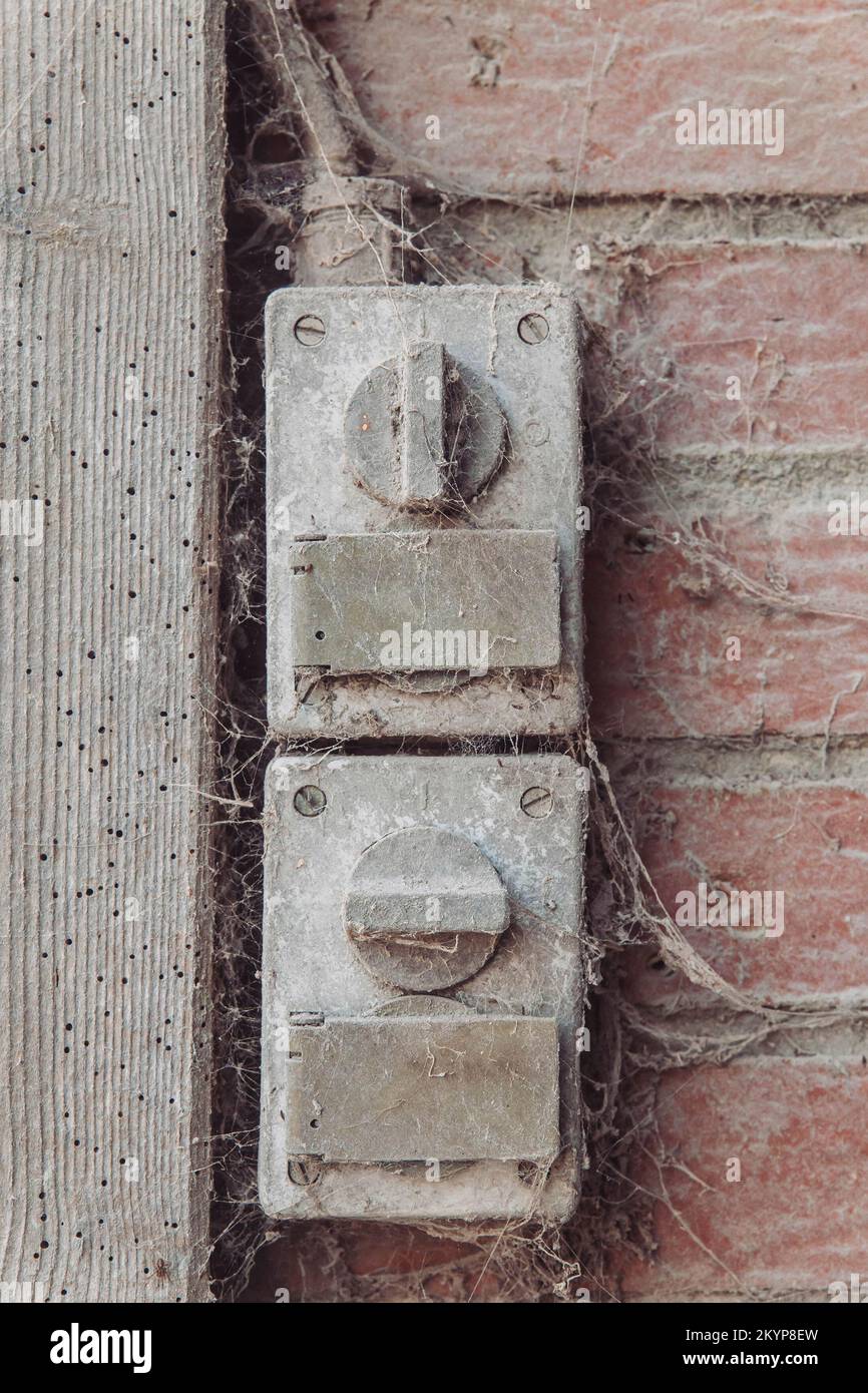 Anciens commutateurs recouverts de toile d'araignée en usine Banque D'Images