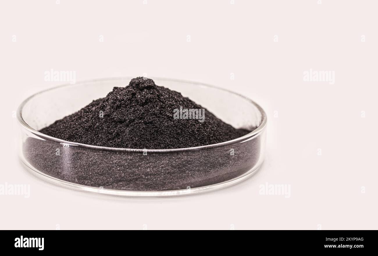 pigment noir, poudre à usage industriel ou cosmétique, fond blanc isolé, dans boîte de petri Banque D'Images