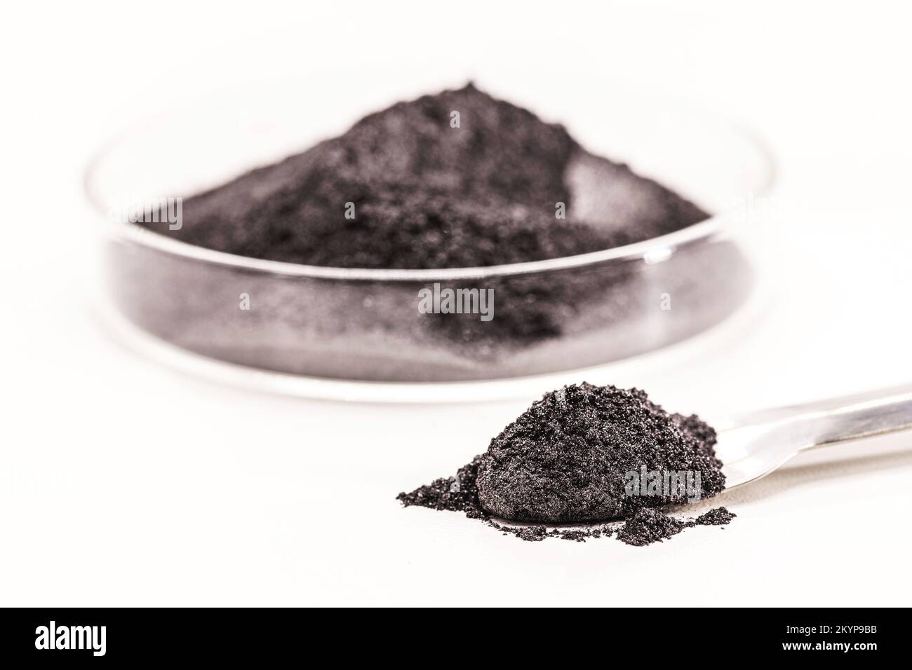 pigment noir, poudre à usage industriel ou cosmétique, fond blanc isolé, dans boîte de petri Banque D'Images