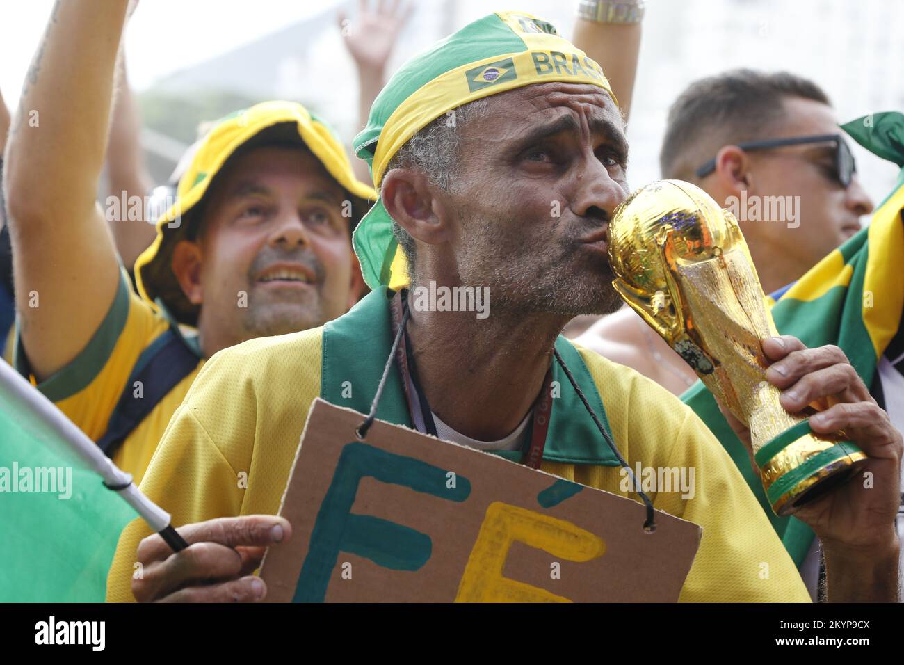 Les fans brésiliens soutenant l'équipe nationale de football jouant à la coupe du monde de la Fifa à l'arène du Festival du ventilateur Banque D'Images