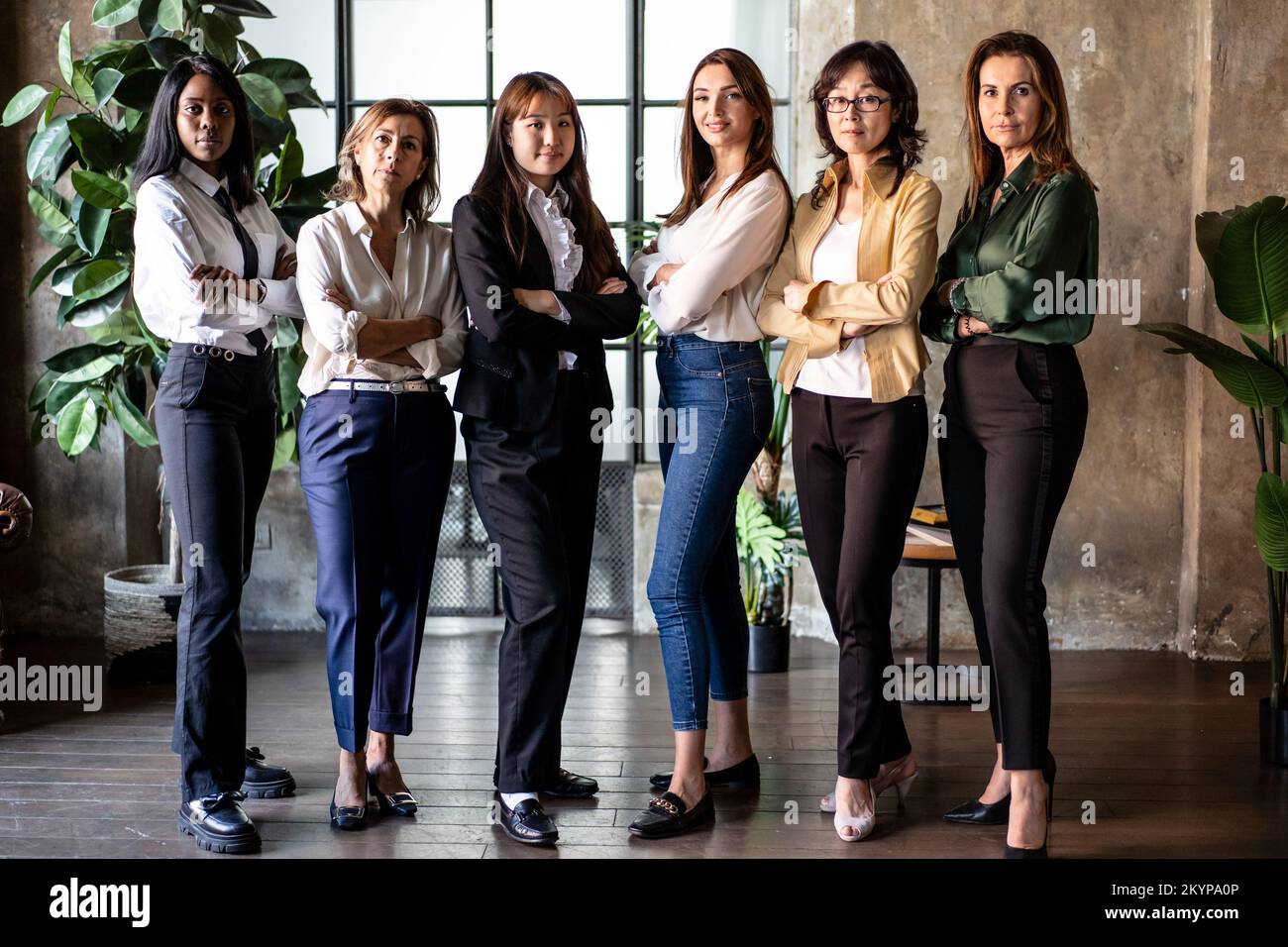 Portrait d'un groupe de femmes d'affaires dans le bureau moderne. Banque D'Images