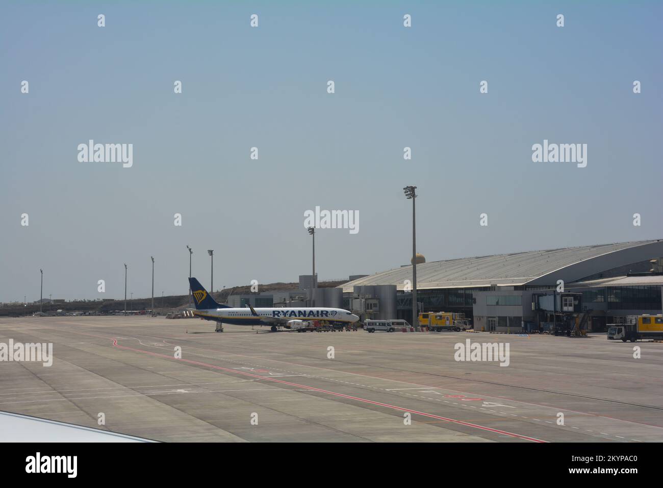 Aéroport de Tenerife Sud Espagne 02 août 2022 - Reina Sofía terminal de l'extérieur avec avion Ryanair Banque D'Images