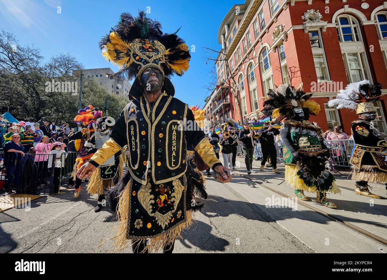 La Nouvelle-Orléans, Louisiane, États-Unis. 1st mars 2022. Un membre du Zulu social Aid and Pleasure Club Parade danse dans la rue dans le cadre des célébrations du Mardi gras gras à la Nouvelle-Orléans, Louisiane, États-Unis sur 01 mars 2022. Les défilés et festivités de Mardi gras ont été annulés l'an dernier dans la ville en raison de la pandémie de Covid-19. (Image de crédit : © Dan Anderson/ZUMA Press Wire) Banque D'Images