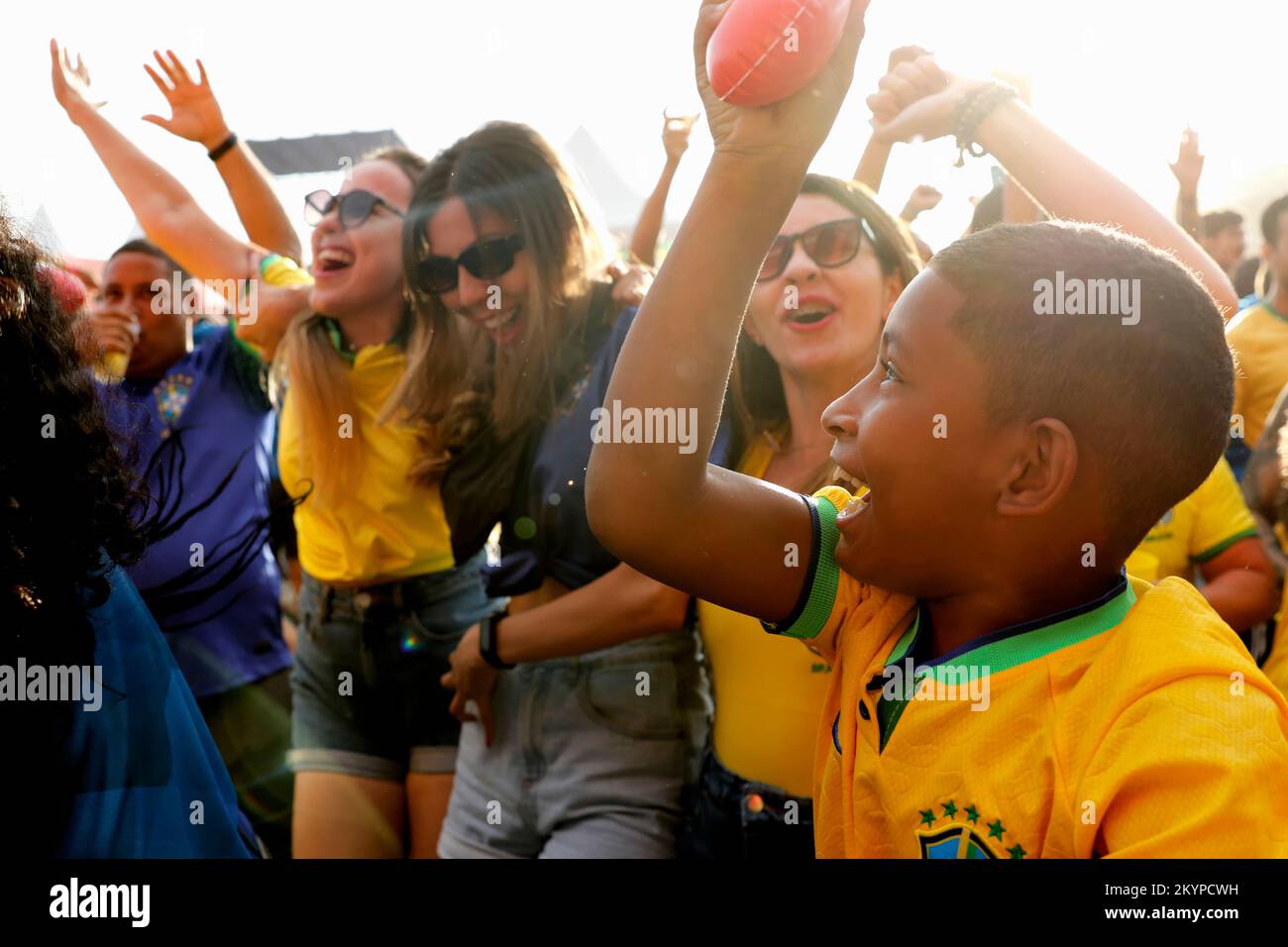 Les fans brésiliens de football d'enfants célèbrent dans la rue pour soutenir l'équipe nationale jouant à la coupe du monde de la Fifa Qatar 2022 Banque D'Images