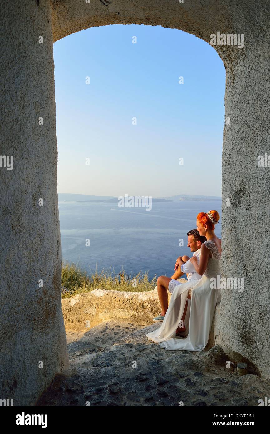 Belle jeune couple mariée et marié posant sur l'île de Santorini, Grèce Banque D'Images