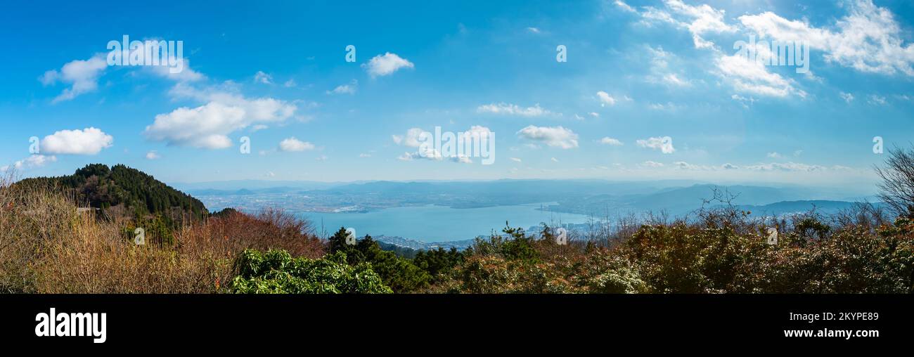 Magnifique paysage panoramique sud ouest du lac Biwa (Biwako) et paysage urbain d'Otsu-shi depuis un sommet de montagne de Hieizan (Mt. Hiei), Shiga, JAPA Banque D'Images