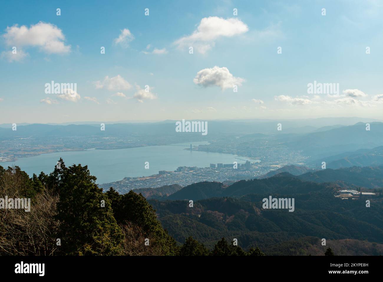 Paysage sud ouest du lac Biwa (Biwako) et paysage urbain d'Otsu-shi à partir d'un sommet de montagne de Hieizan (Mt. Hiei), Shiga, Japon Banque D'Images