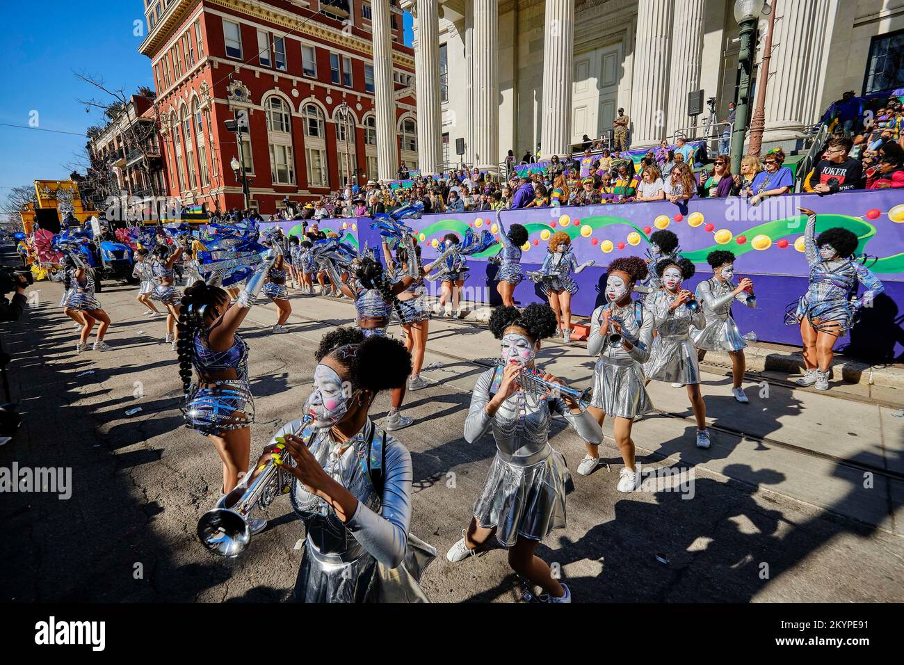 La Nouvelle-Orléans, Louisiane, États-Unis. 1st mars 2022. Une troupe de danse se produit avant la parade du club d'aide sociale et de plaisir de Zulu, dans le cadre des célébrations du Mardi gras Mardi gras à la Nouvelle-Orléans, Louisiane, États-Unis, sur 01 mars 2022. Les défilés et festivités de Mardi gras ont été annulés l'an dernier dans la ville en raison de la pandémie de Covid-19. (Image de crédit : © Dan Anderson/ZUMA Press Wire) Banque D'Images
