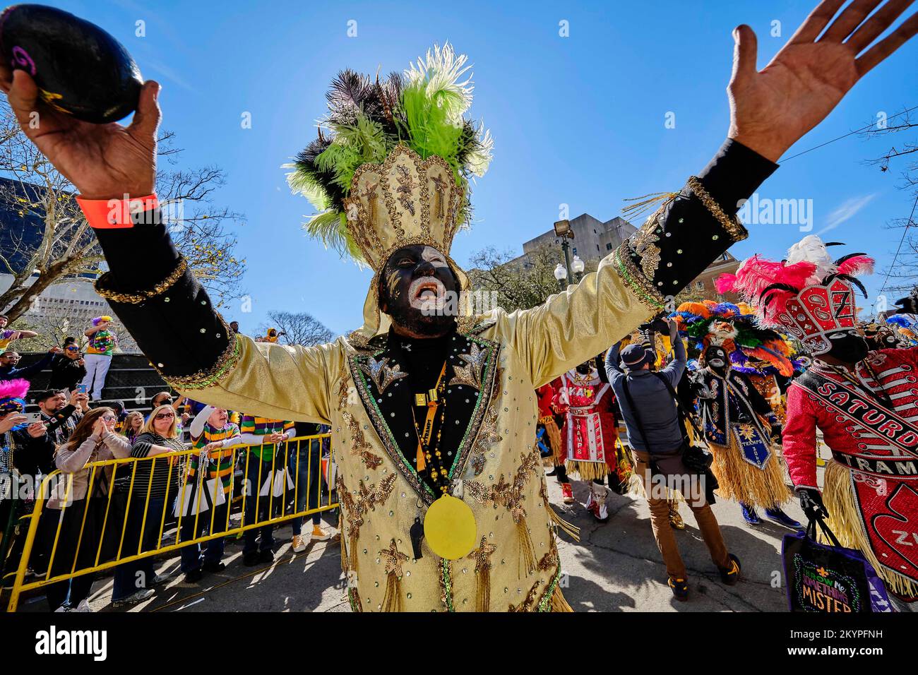La Nouvelle-Orléans, Louisiane, États-Unis. 1st mars 2022. Un membre du Zulu social Aid and Pleasure Club Parade danse dans la rue dans le cadre des célébrations du Mardi gras gras à la Nouvelle-Orléans, Louisiane, États-Unis sur 01 mars 2022. Les défilés et festivités de Mardi gras ont été annulés l'an dernier dans la ville en raison de la pandémie de Covid-19. (Image de crédit : © Dan Anderson/ZUMA Press Wire) Banque D'Images